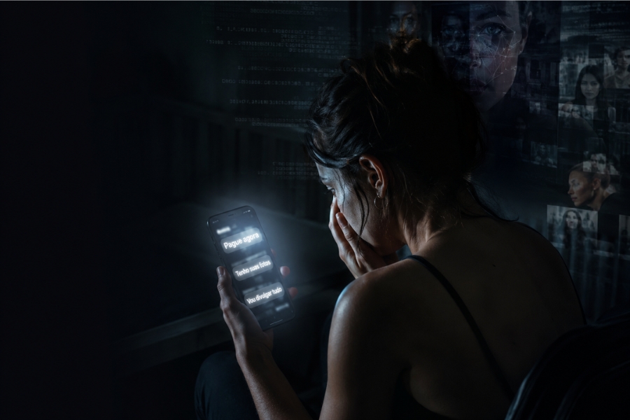 Pessoa assustada olhando celular após ameaça de sextorsão envolvendo deepfake e chantagem digital no Brasil.